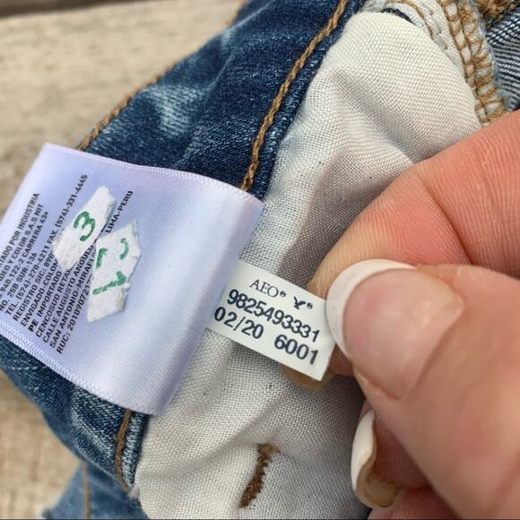 AEO Hi Rise Shortie distressed cutoff Jean Shorts Size 2 Next Level Stretch - Picture 4 of 6